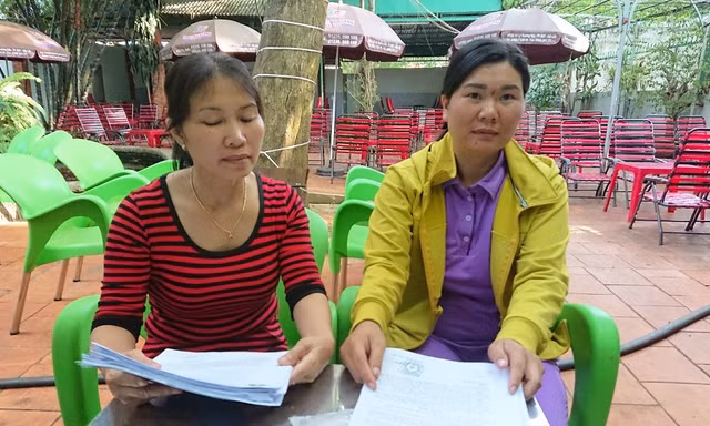 Chị H (phải). và mẹ của ông H. phản ánh chiến sĩ trại tạm giam “xù nợ"