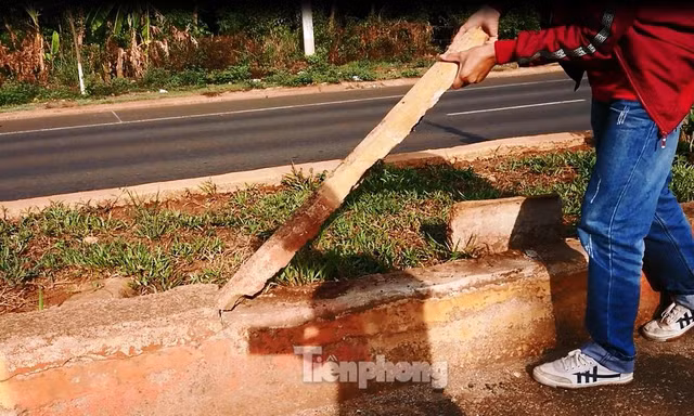 Dải phân cách làm bằng bê tông có thể bóc gỡ bằng tay một cách dễ dàng