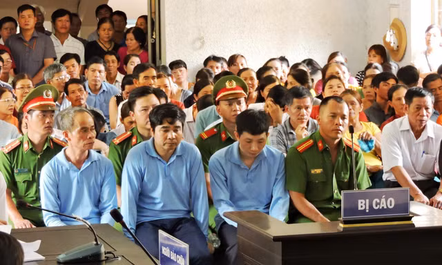 Các bị cáo nghe tòa tuyên án