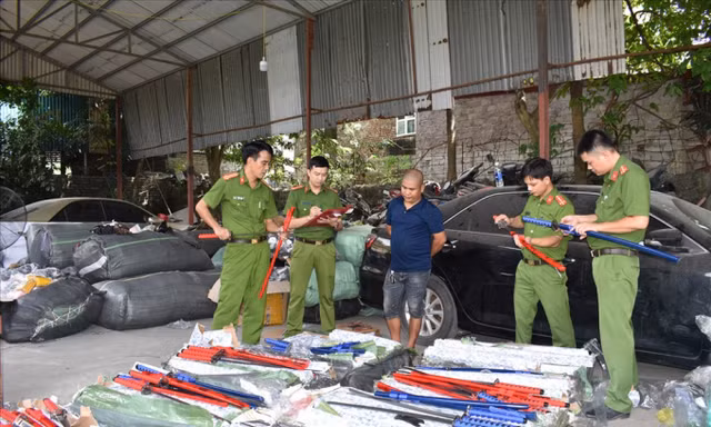 Trên xe ô tô phát hiện nhiều đao kiếm và lượng hàng hoá nhậu lậu trị giá khoảng 1 tỷ đồng - Ảnh: Công an NB