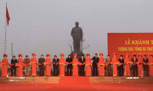 Đông đảo người dân đến thắp hương, tưởng nhớ Tổng Bí thư Trường Chinh - Ảnh: Hoàng Long