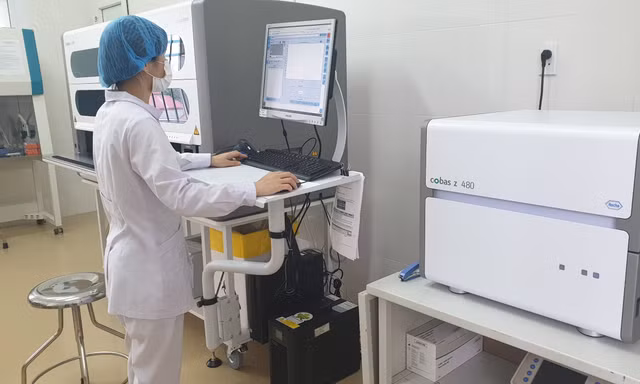 Hệ thống máy Realtime PRC 480 của hãng Roche Thuỵ Sỹ) được Thái Bình các tỉnh mua với giá gần 6 tỷ đồng - Ảnh: Hoàng Long