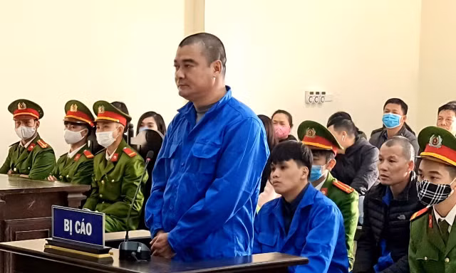 Trần Đại Thuỷ lĩnh 39 tháng từ giam trong vụ "ăn chặn cả người chết" trong lĩnh vực hoả táng tại Nam Định - Ảnh: Hoàng Long