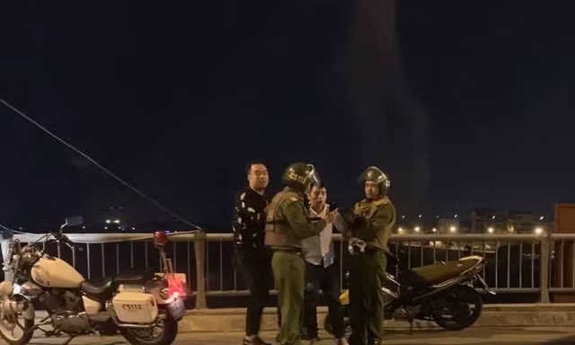 Công an Thái Bình tiếp cận, đưa thanh niên định nhảy cầu tự tử về nhà - Ảnh: Hoàng Long