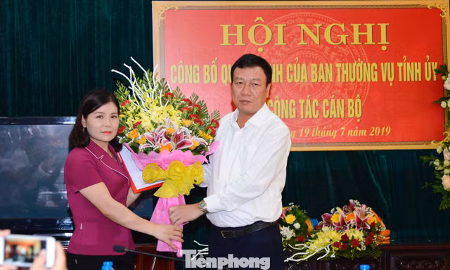 Bí thư Tỉnh uỷ Nam Định chúc mừng Bí thư Tỉnh Đoàn nhận nhiệm vụ mới - Ảnh: Hoàng Long