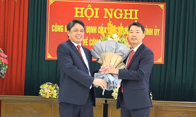 Tân Trưởng Ban Nội chính Tỉnh uỷ Nam Định Trần Minh Thắng (trái) và tân Bí thư Huyện uỷ Mỹ Lộc (phải) tại hội nghị công bố quyết định - Ảnh: Hoàng Long