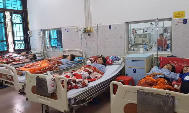 Những công nhân bị ngộ độc hô hấp vẫn đang được điều trị tại bệnh viện - Ảnh: Hoàng Long