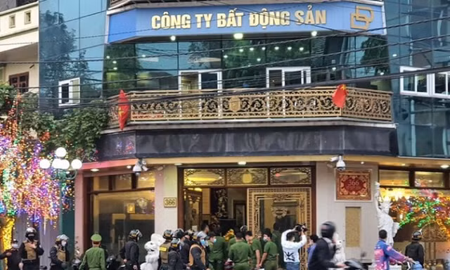 Công an Thái Bình bắt giữ, khám xét nhà ở của vợ chồng Đường, Dương - Ảnh: Hoàng Long