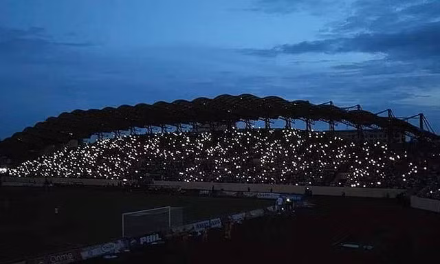 Sân vận động Thiên Trường biến thành lễ hội ánh sáng - Ảnh: Hoàng Long