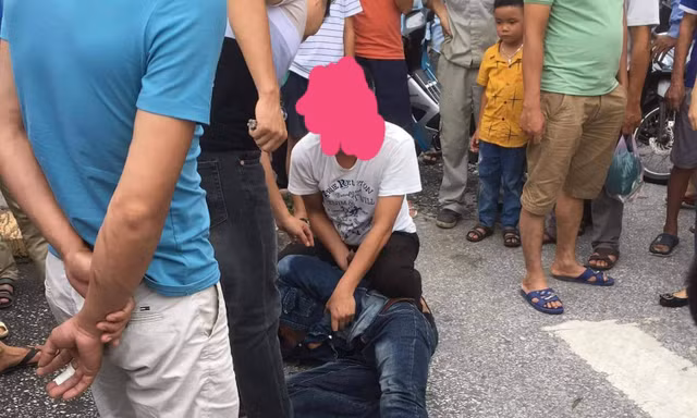 Công an khống chế đối tượng "phê" ma tuý trên đường - Ảnh: KL