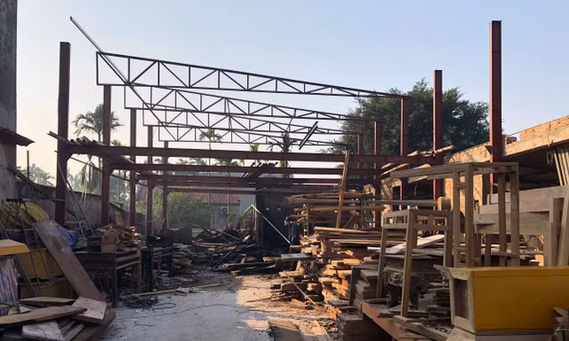 Đám cháy được khoanh vùng kịp thời, không lan sang toàn bộ xưởng gỗ rộng hơn 200 m2 - Ảnh: Hoàng Long