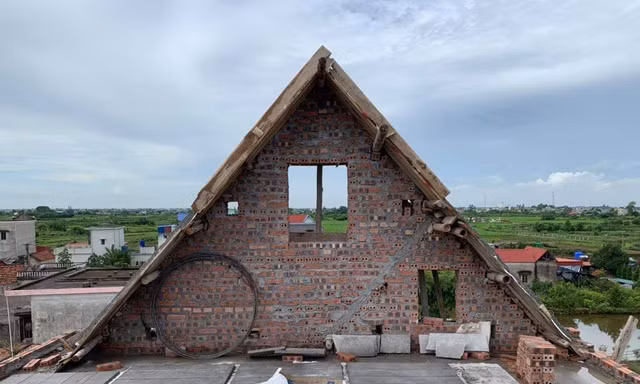 Phần vỉ ruồi của mái Thái tầng 2 đang thi công thì bị sấp khiến 4 người thương vong - Ảnh: Hoàng Long