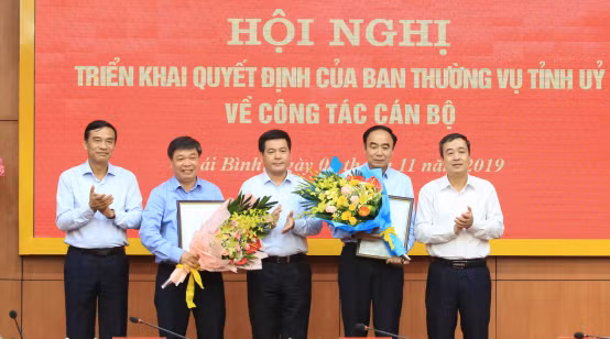 Ông Vũ Đức Hằng (thứ 4, từ trái sáng) được bổ nhiệm làm Trưởng ban Tổ chức Tỉnh uỷ Thái Bình - Ảnh: Hoàng Long