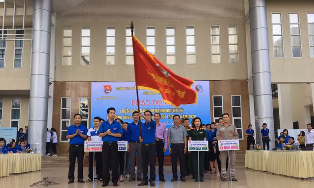 DVTN Nam Định ra quân thực hiện chiến dịch Tình nguyện hè 2020 - Ảnh: Hoàng Long