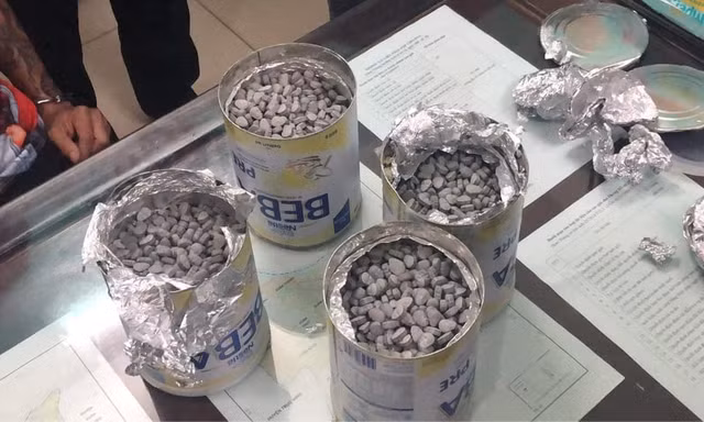 20.000 viên ma tuý được đóng vào hộp sữa, gửi qua đường buuw điện để che mắt cơ quan chức năng - Ảnh: Hoàng Long