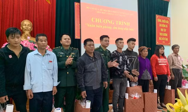 Các hộ dân nhận quà tri ân của BP Tân Thanh. Ảnh: Duy Chiến