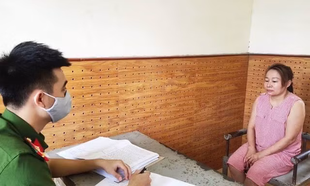 "Nữ quái" Nhường (bìa phải) khai nhận hành vi tại cơ quan công an .Ảnh: H. Thơ