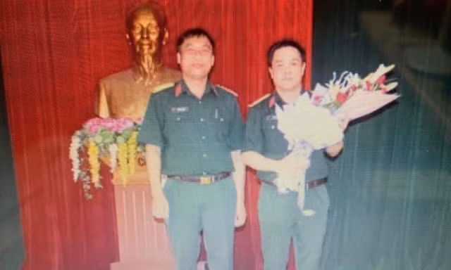 Đại tá Hoàng Văn Hữu (bìa phải) trưởng thành và có nhiều đóng góp cho lực lượng vũ trang Quân khu 1vaf Bộ CHQS tỉnh Cao Bằng .Ảnh: TL