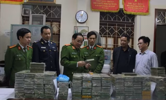 Các cơ quan chức năng và tang vật 288 bánh ma túy bắt tại Cao Bằng *ảnh: TL