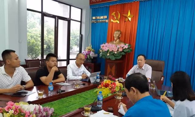 Ông Trần Quốc Tuấn- GĐ Sở GD-ĐT Lạng Sơn (giữa) trao đổi với báo giới *ảnh: PL