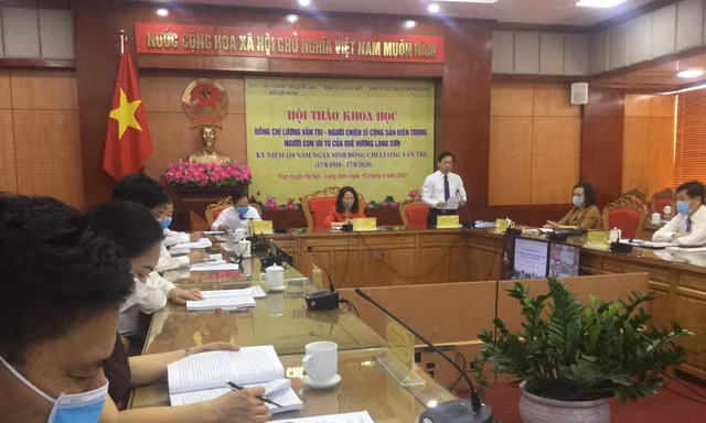 Đồng chí Hoàng Văn Nghiệm, Phó bí thư TT tỉnh ủy Lạng Sơn (đứng) tham luận Hội thảo tại điểm cầu Lạng Sơn .Ảnh: Duy Chiến