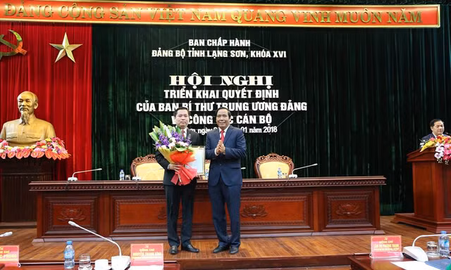 Anh Long Hải nhận hoa chúc mừng. Ảnh: H.N