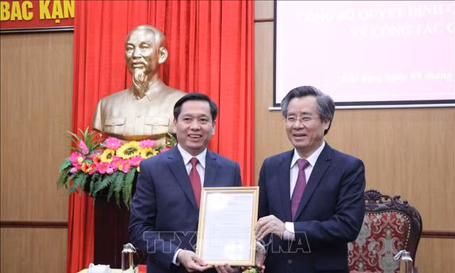 Ông Nguyễn Quang Dương, Ủy viên Ban chấp hành Trung ương Đảng, Phó Trưởng Ban Tổ chức Trung ương (phải) trao quyết định cho đồng chí Nguyễn Long Hải. Ảnh: TTXVN