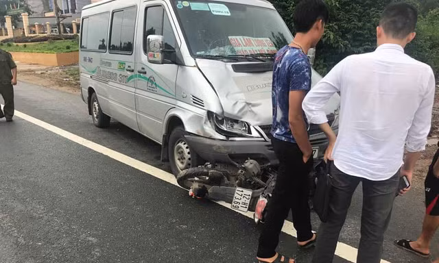 Chiếc xe mô tô lọt vào gầm xe ô tô nom kinh hãi *ảnh: Duy Chiến