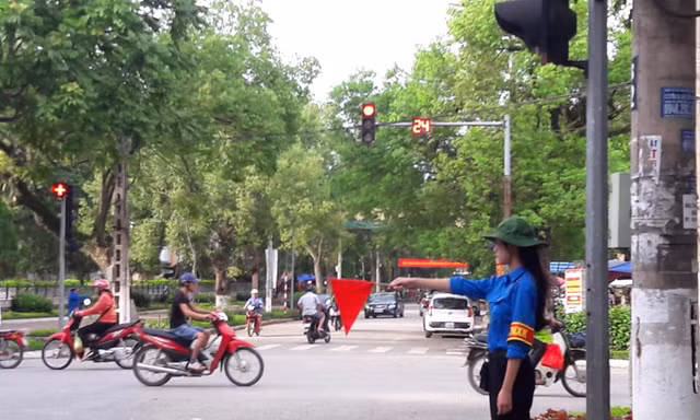 Dưới cái nắng gắt giữa hè, lực lượng ĐVTN vẫn bám trụ, điều tiết giao thông. *ảnh: DC