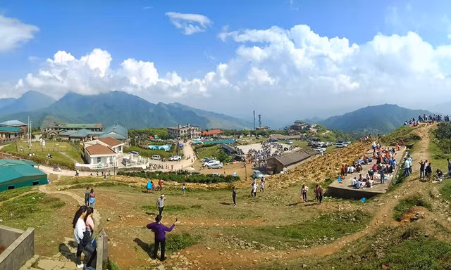Trời quang, nắng đẹp; hàng ngàn du khách đã đến với Mẫu Sơn *ảnh: Hoàng Huy