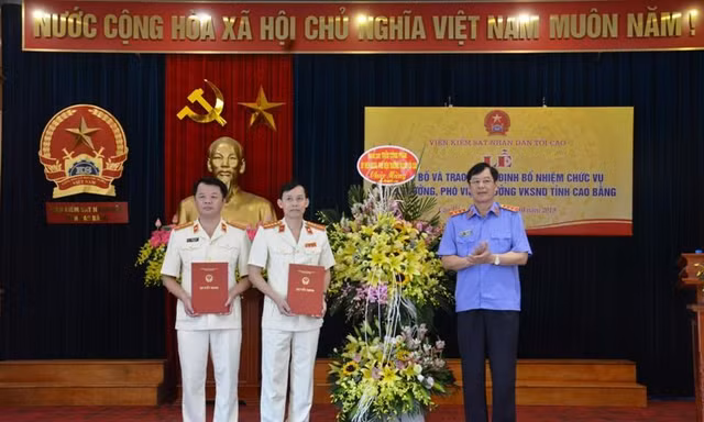lãnh đạo VKS tối cao (bìa phải trao quyết định bổ nhiệm Viện trưởng và Viện phó VKS tỉnh Cao Bằng .Ảnh P.0