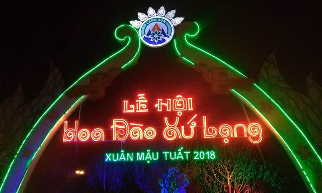 Lạng Sơn lần đầu có lễ hội hoa đào rực rỡ