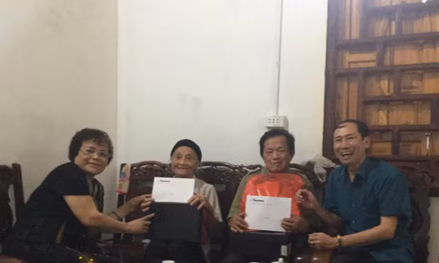 Báo Tiền Phong và nhà hảo tâm tặng quà, hỗ trợ cho các cựu TNXP khó khăn trên địa bàn huyện Bắc Sơn .Ảnh: Duy Chiến 