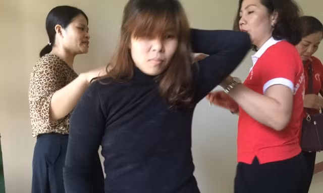 Cô Mơ hay xa lánh, chạy trốn mọi người .Ảnh: Duy Chiến