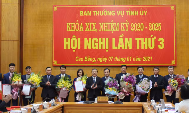 Lãnh đạo tỉnh ủy Cao Bằng tặng hoa chúc mừng các đồng chí được luân chuyển, bổ nhiệm cương vị lãnh đạo mới. Ảnh: CB