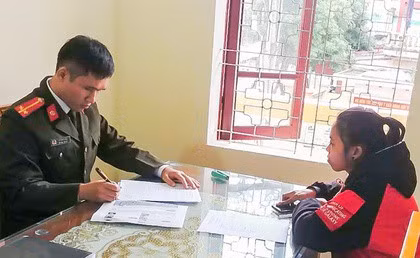 Cơ quan công an làm việc với Thu. Ảnh: Hoàng Lam