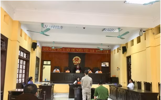 Bị cáo Dương ra tòa lĩnh án .Ảnh: X. Hữu