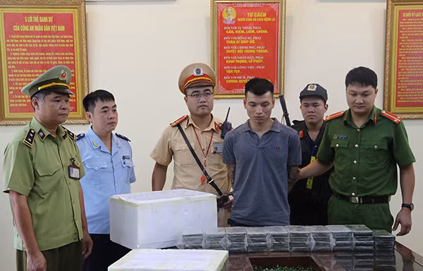 Đối tượng Tiến (giữa) bị bắt cùng tang vật. *ảnh: h. Mỹ