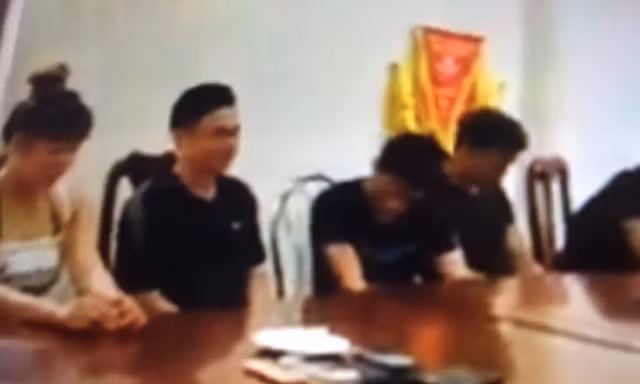 Một số đối tượng khai nhận hành vi sử dụng ma túy tại trụ sở công an. Ảnh: Duy Chiến