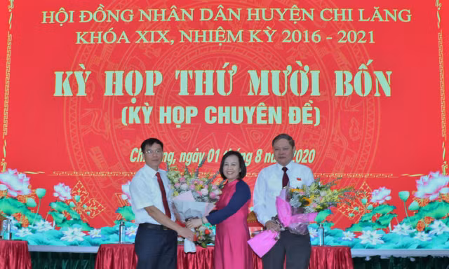 Phó chủ tịch HĐND tỉnh Lạng Sơn (giữa) tặng hoa chức mừng ông Phùng Văn Nghĩa (bìa trái) và ông Vi Nông Trường (bìa phải) .Ảnh: Duy Chiến