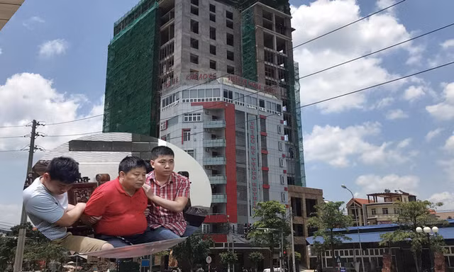 Tòa nhà, nơi trùm Voòng nhận, trả tiền mua ma túy (ảnh lớn), ông Voòng bị bắt giữ (ảnh nhỏ). Ảnh: TL