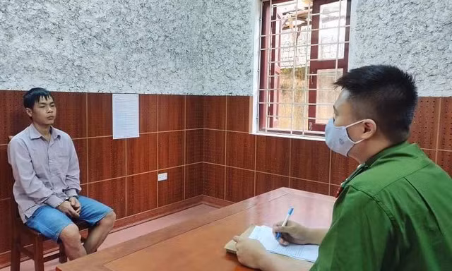 Đối tượng Bốn (bìa trái) khai nhận hành vi tại cơ quan điều tra .Ảnh: H.Mỹ 