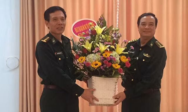 Thượng tá Trịnh Hữu Tăng (bìa phải) nhận hoa chúc mừng trong lễ công bố bổ nhiệm Chính ủy BP Lạng Sơn. Ảnh: Duy Chiến