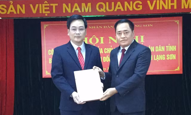 Tân giám đốc sở Tài chính Vũ Hoàng Quý (bìa trái) nhận quyết định từ lãnh đạo UBND tỉnh Lạng Sơn .Ảnh: Duy Chiến 