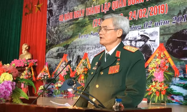 Trung tướng Nguyễn Như Hoạt, Trưởng ban liên lạc CCB Quân đoàn 14 đọc diễn văn kỷ niệm .Ảnh: Duy Chiến