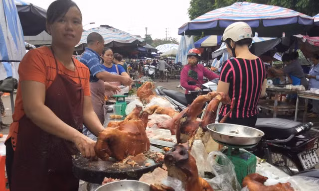 Ngày rằm tháng 7 không thể thiếu món thịt lợn quay nhồi lá mác mật thơm nức *ảnh: Duy Chiến 
