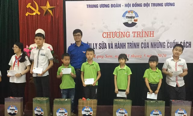Bí thư TƯ Đoàn Bùi Quang Huy tặng quà cho thiếu nhi Lạng Sơn .Ảnh: Duy Chiến