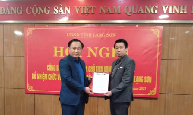 Lãnh đạo UBND tỉnh Lạng Sơn trao quyết định bổ nhiệm cho ông Vũ Văn Nhiên (bìa phải) .Ảnh: Duy Chiến 
