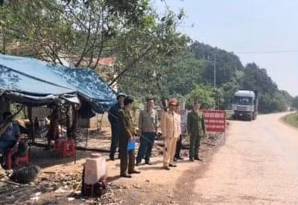 Lực lượng làm nhiệm vụ tại các chốt kiểm dịch ở Lạng Sơn .Ảnh: H.H