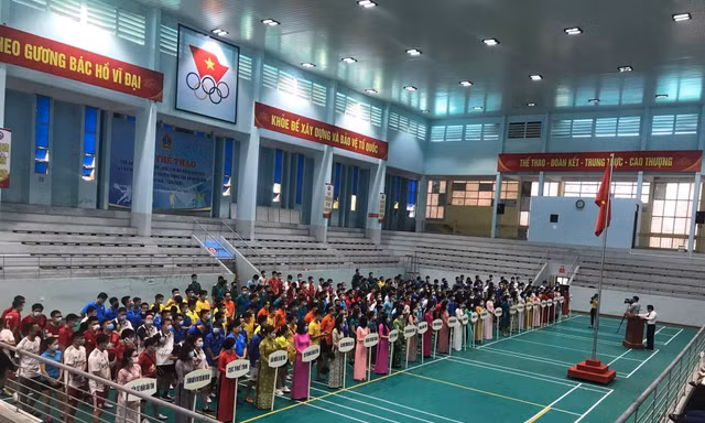 Đông đảo VĐV, quan khách, người cổ vũ tập trung dự Lễ Khai mạc "Giải thể thao TAND tỉnh Lạng Sơn mở rộng", tổ chức vào sáng 5/9. 